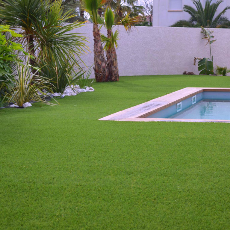 Gazon synthétique réaliste pour cour, terrasse, tour de piscine.
