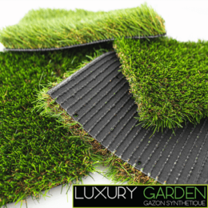 Plusieurs échantillons de gazon synthétique empilés les uns sur les autres