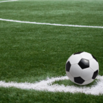 terrain de sport avec un ballon de foot