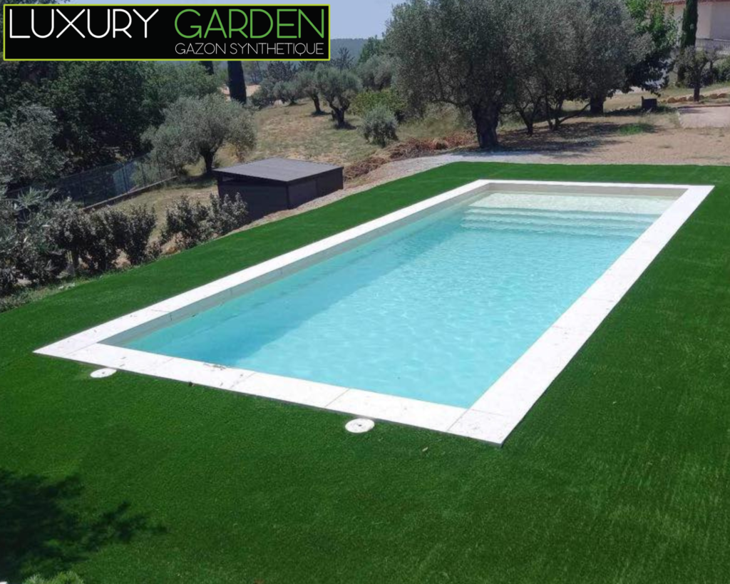 piscine après installation de gazon synthétique