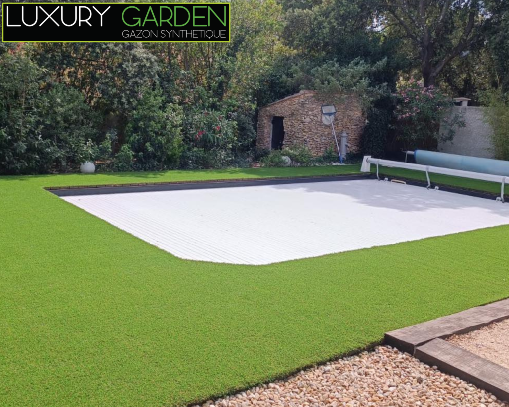 Tour de piscine réalisé avec le gazon synthétique.