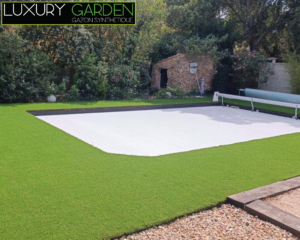 Tour de piscine réalisé avec le gazon synthétique.