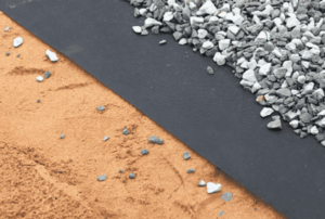 Sable et géotextile pour poser le gazon synthétique