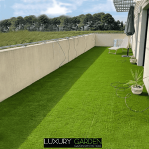 Logo Luxury Garden avec une installation de gazon synthétique sur une terrasse, chez un particulier