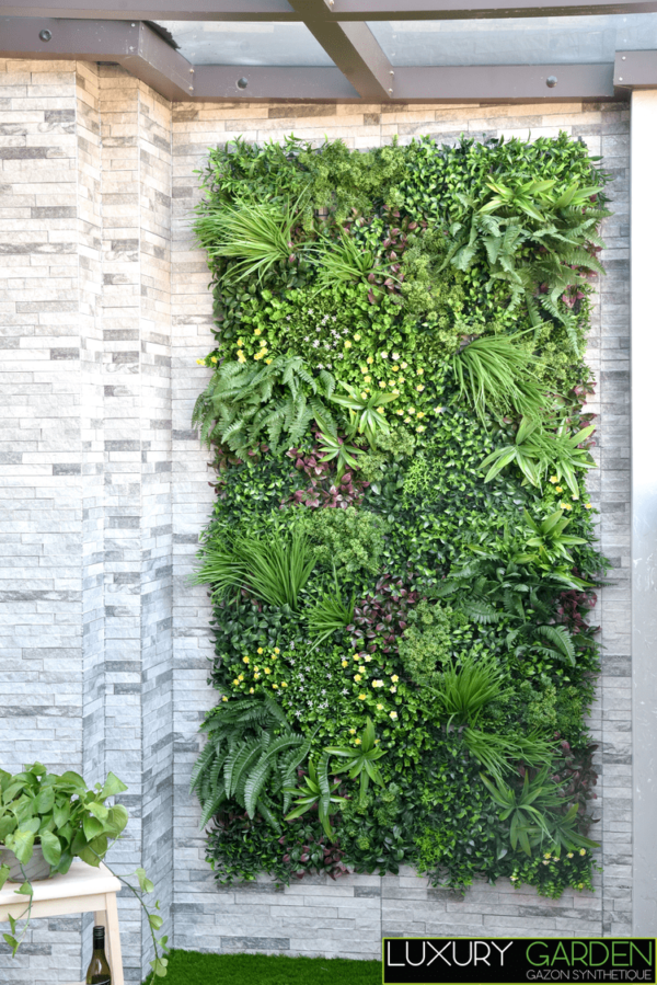 Installation du mur végétal artificiel Jungle dans une entrée