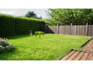Jardin avec des réalisations  : récupération de gazon synthétique pour réaliser des chaises